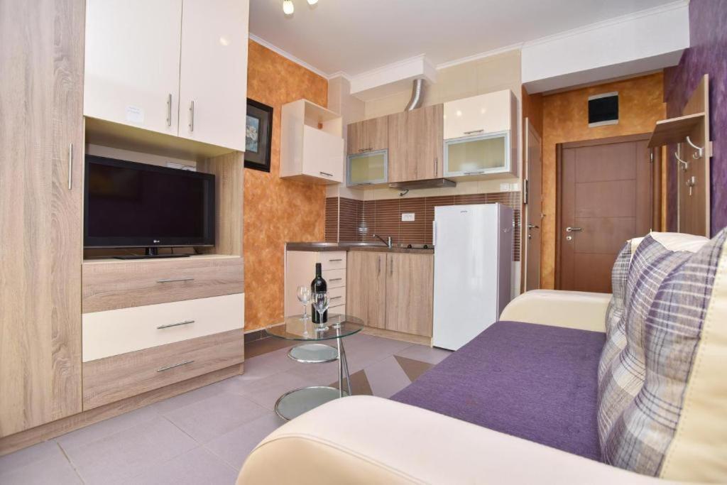 Lux M Center *